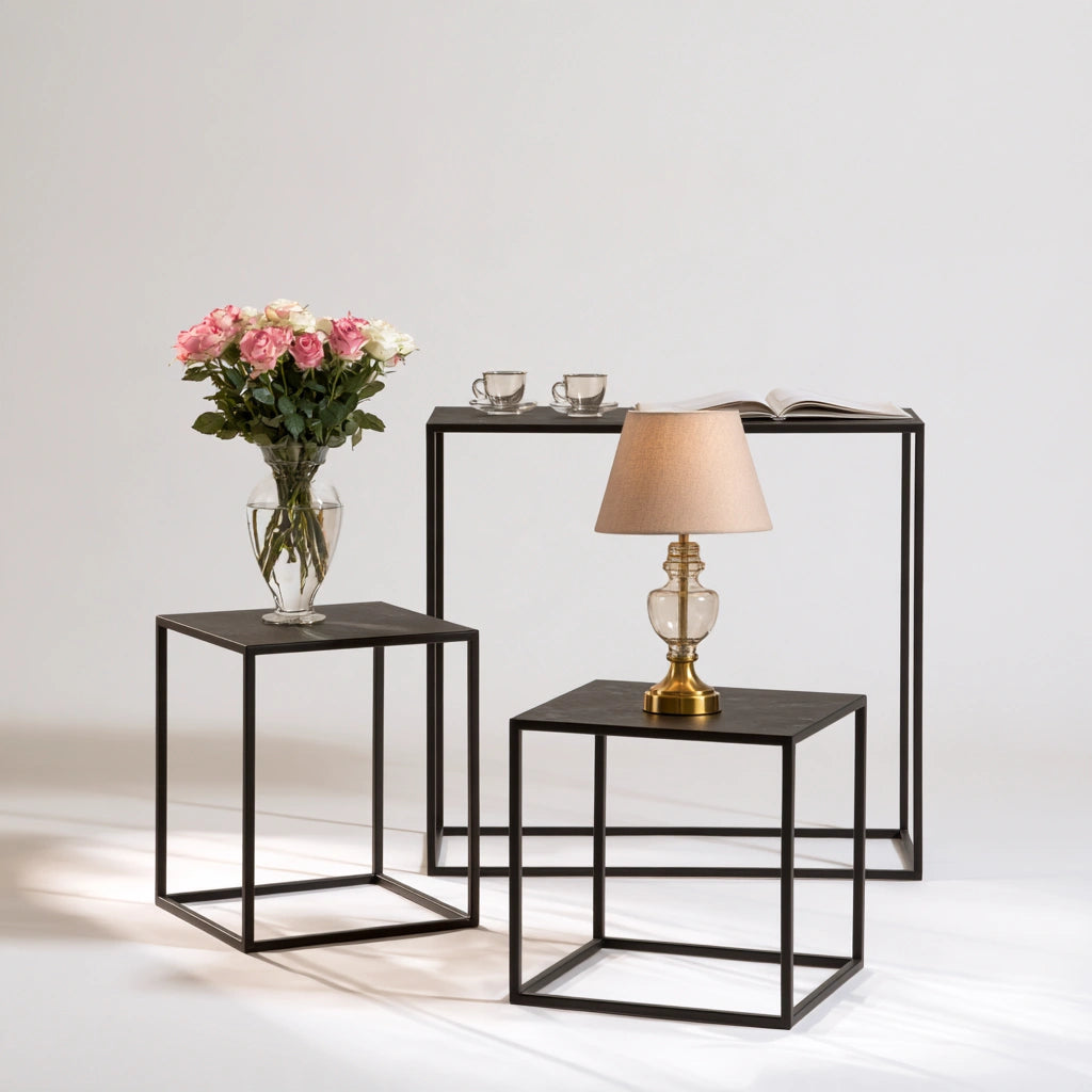 Table d'appoint aux lignes épurées, coloris noir